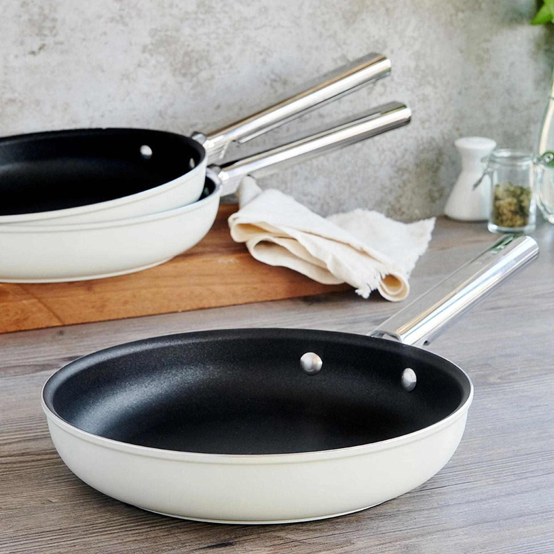 Smeg Frying Pan 26CM - Cream - Image 5