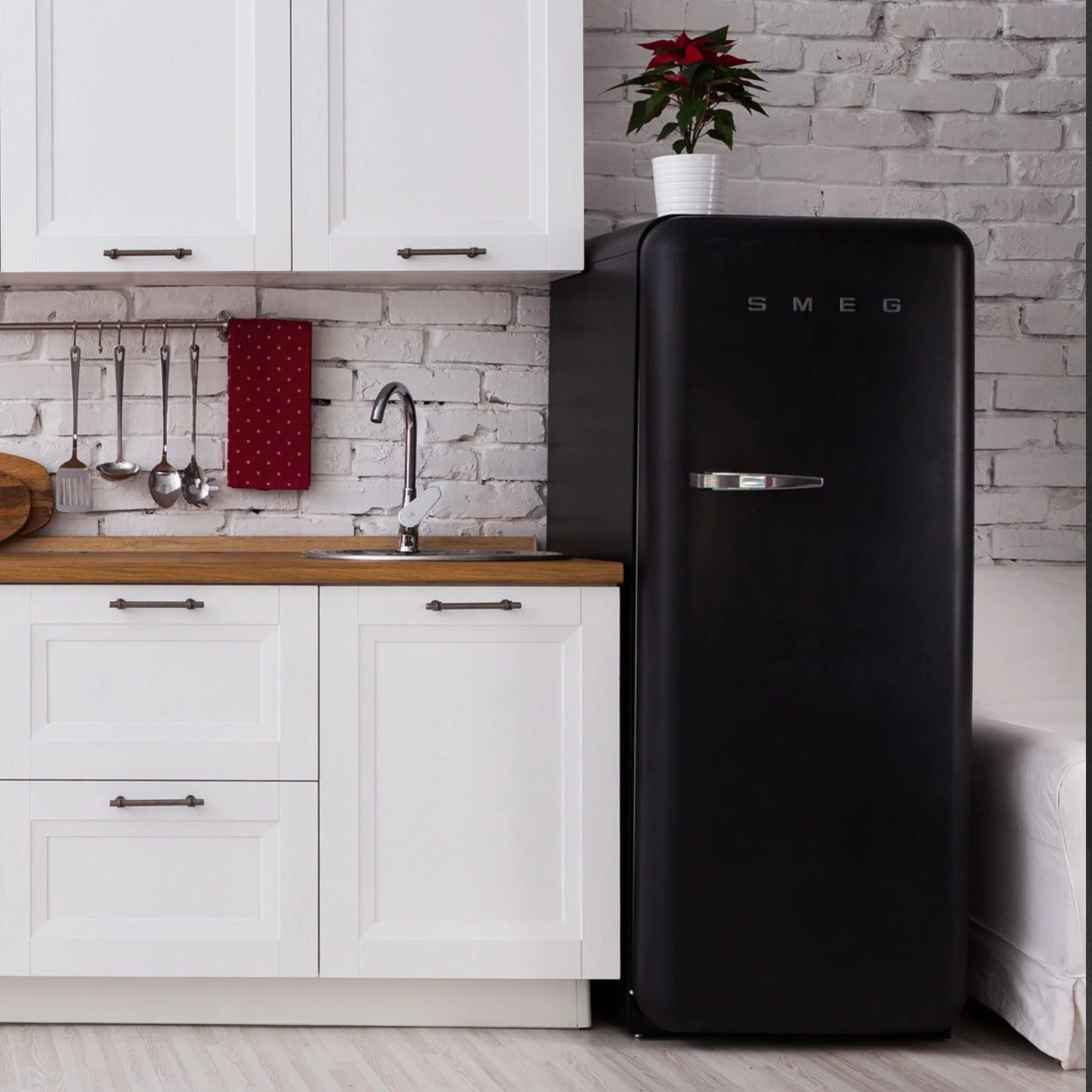 Smeg Retro Refrigerator - Glossy Black - Image 4