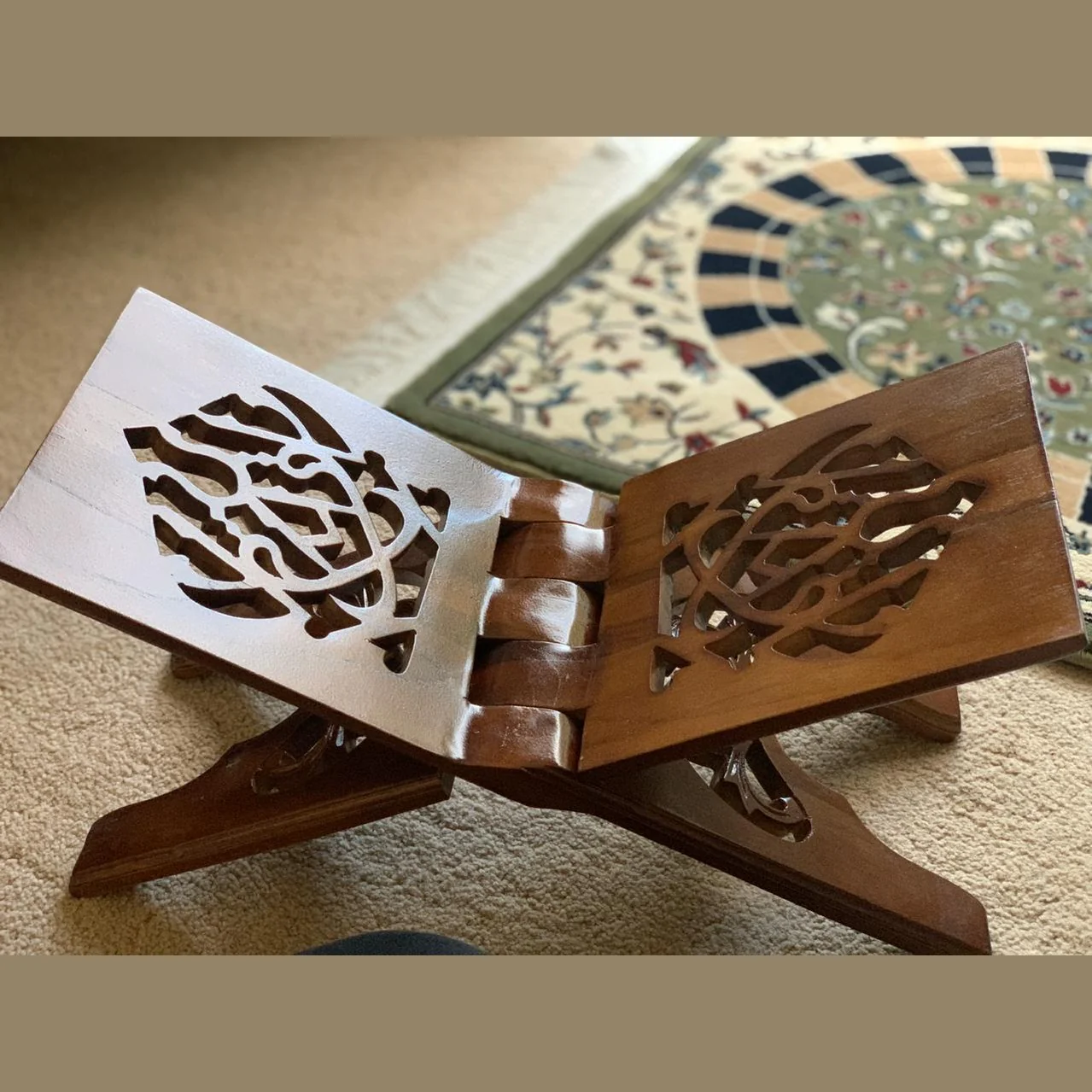Exotic Designs Musallah Prayer Mat Combo With Quraan Desk - Blue & Beige - Image 4