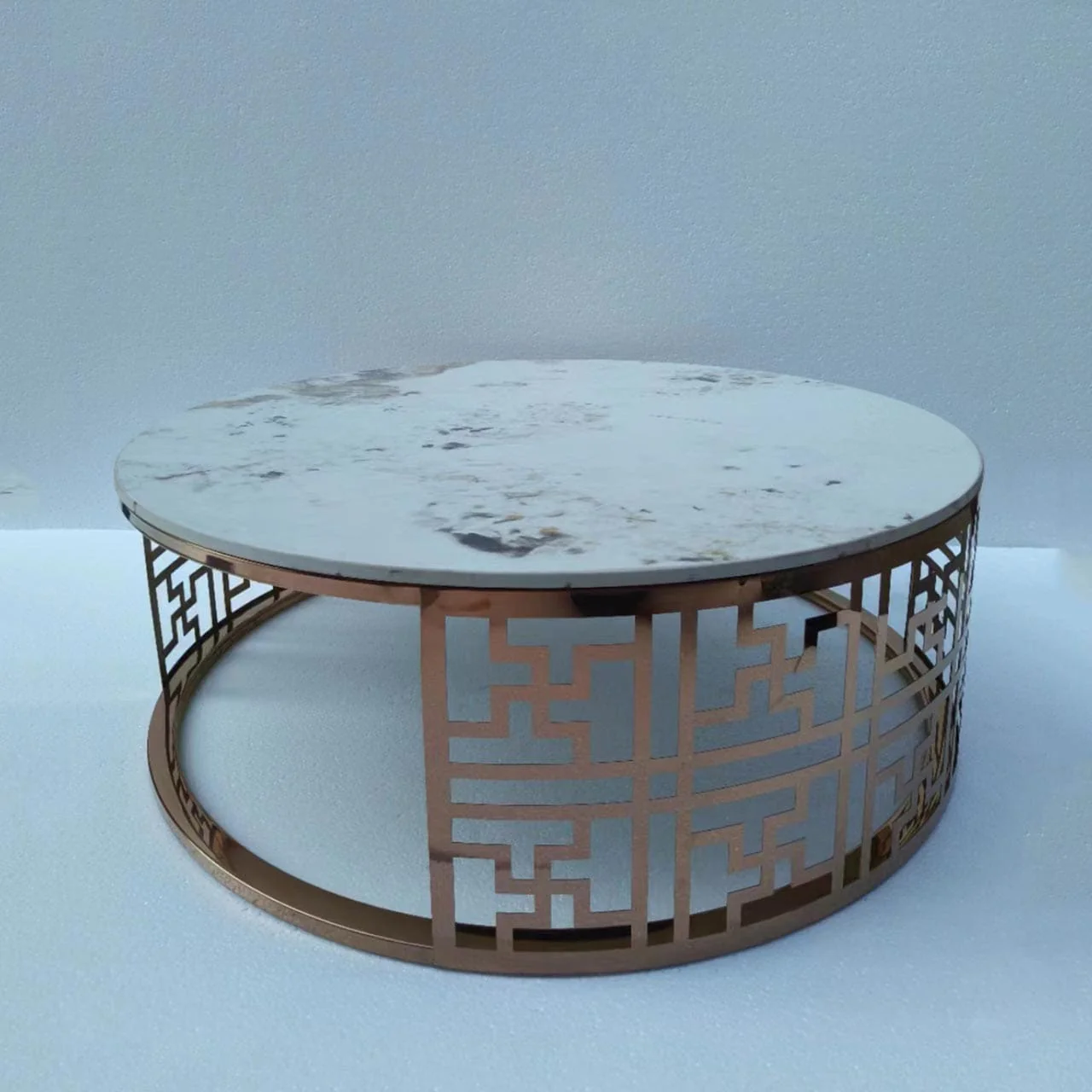 MWCTRG06 Round White And Gold Coffee Table - Image 2