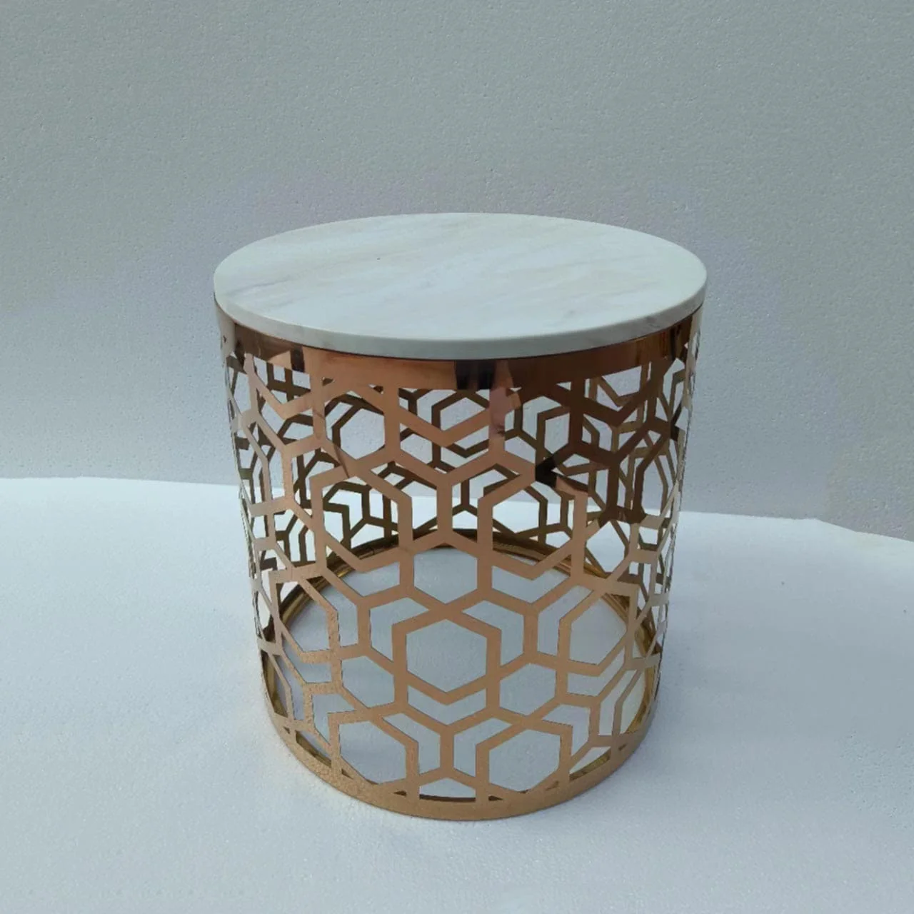 MWCTRG07 Abstract Round Gold And White Coffee Table - Image 2