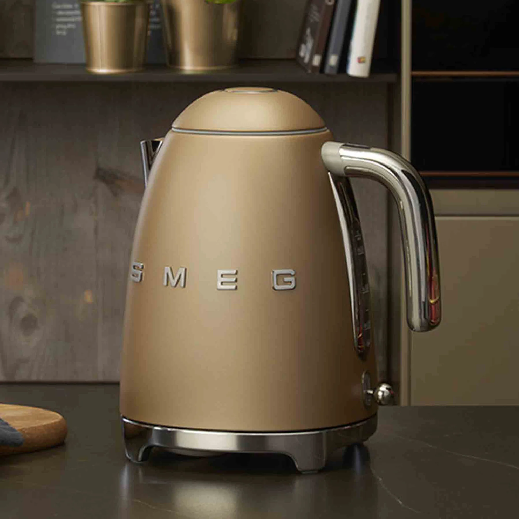 Smeg 1.7L Retro Cordless Kettle - Matte Champagne - Image 3