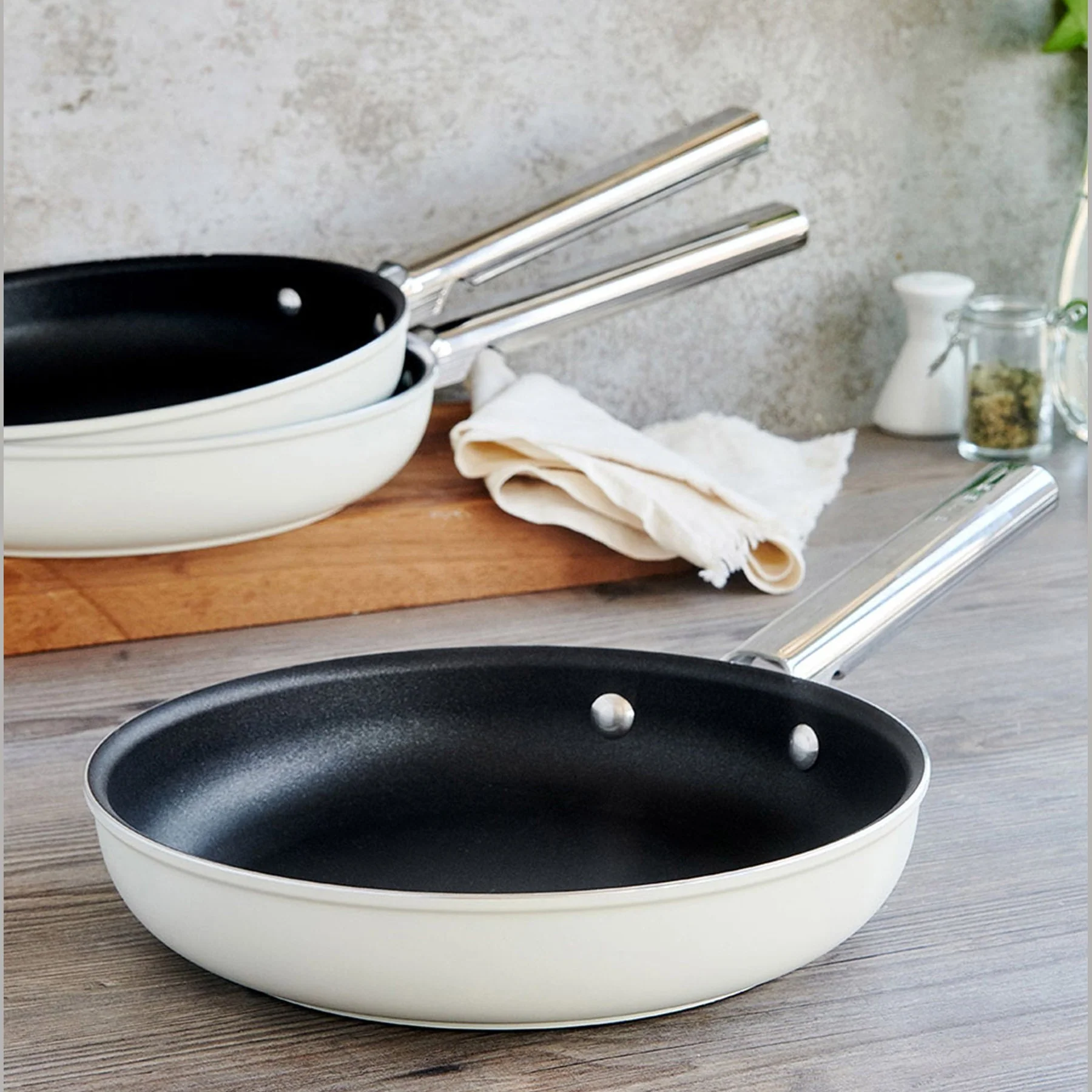 Smeg Frying Pan 28CM - Cream - Image 4