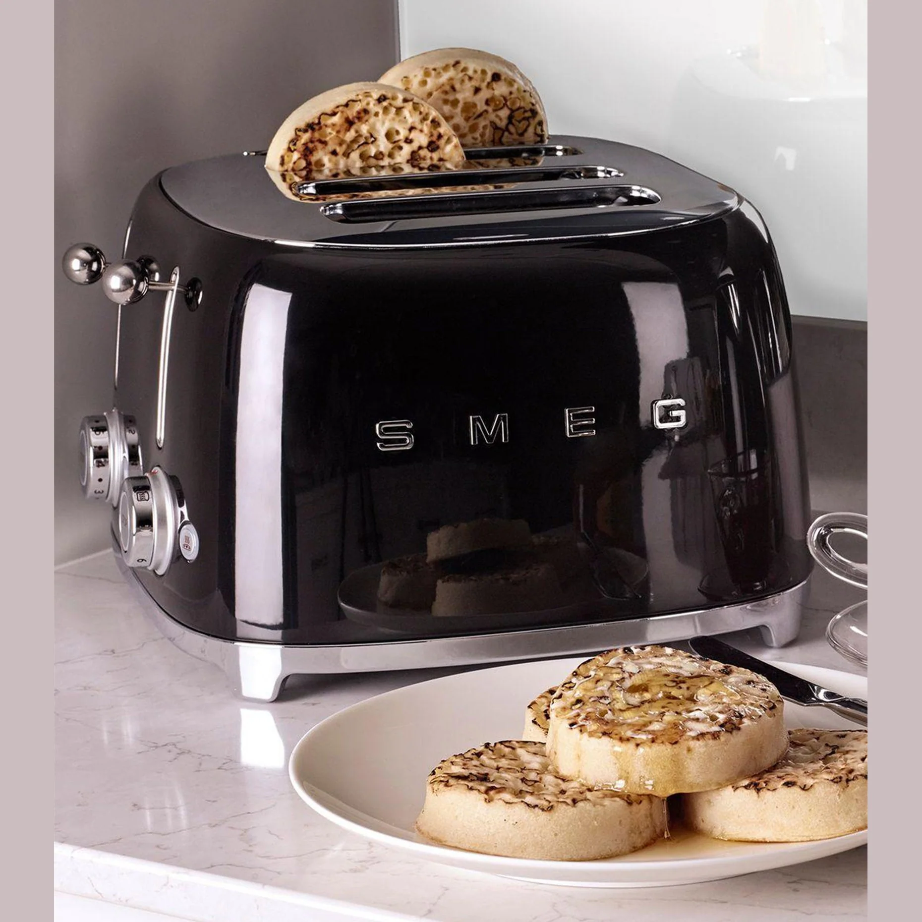 Smeg Retro 2000W 4 Slice Square Toaster - Black - Image 3